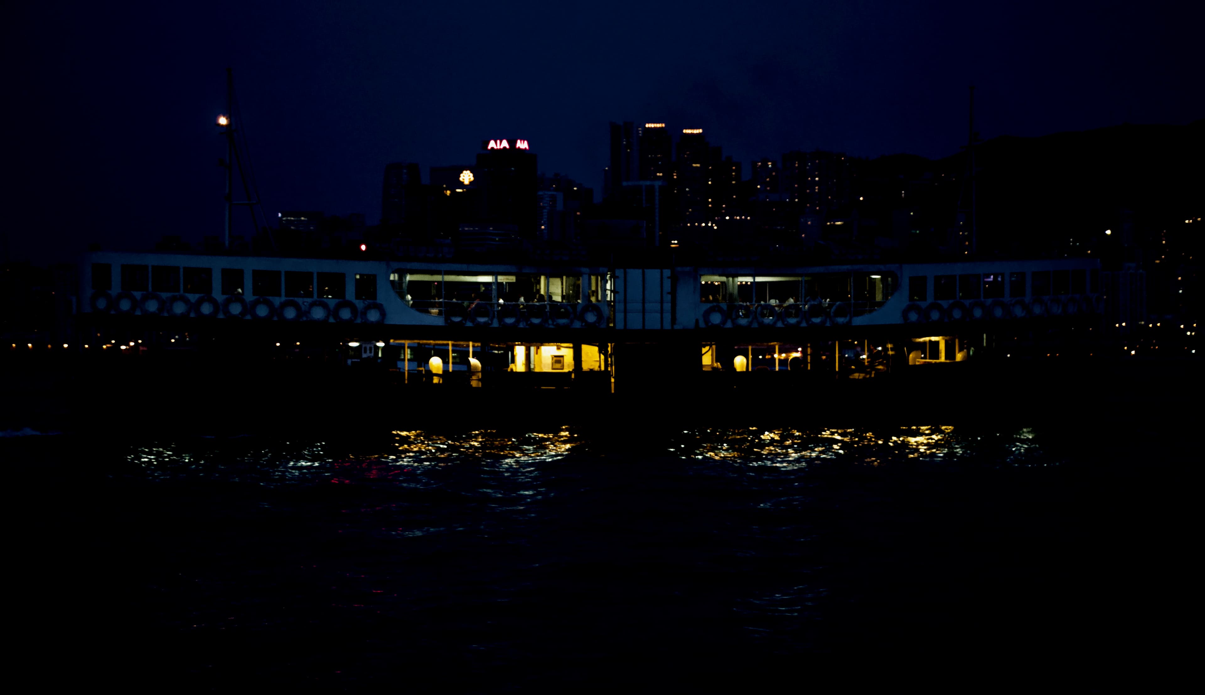 Framing the Harbour: Outdoor Portrait Photography at Kowloon Public Pier